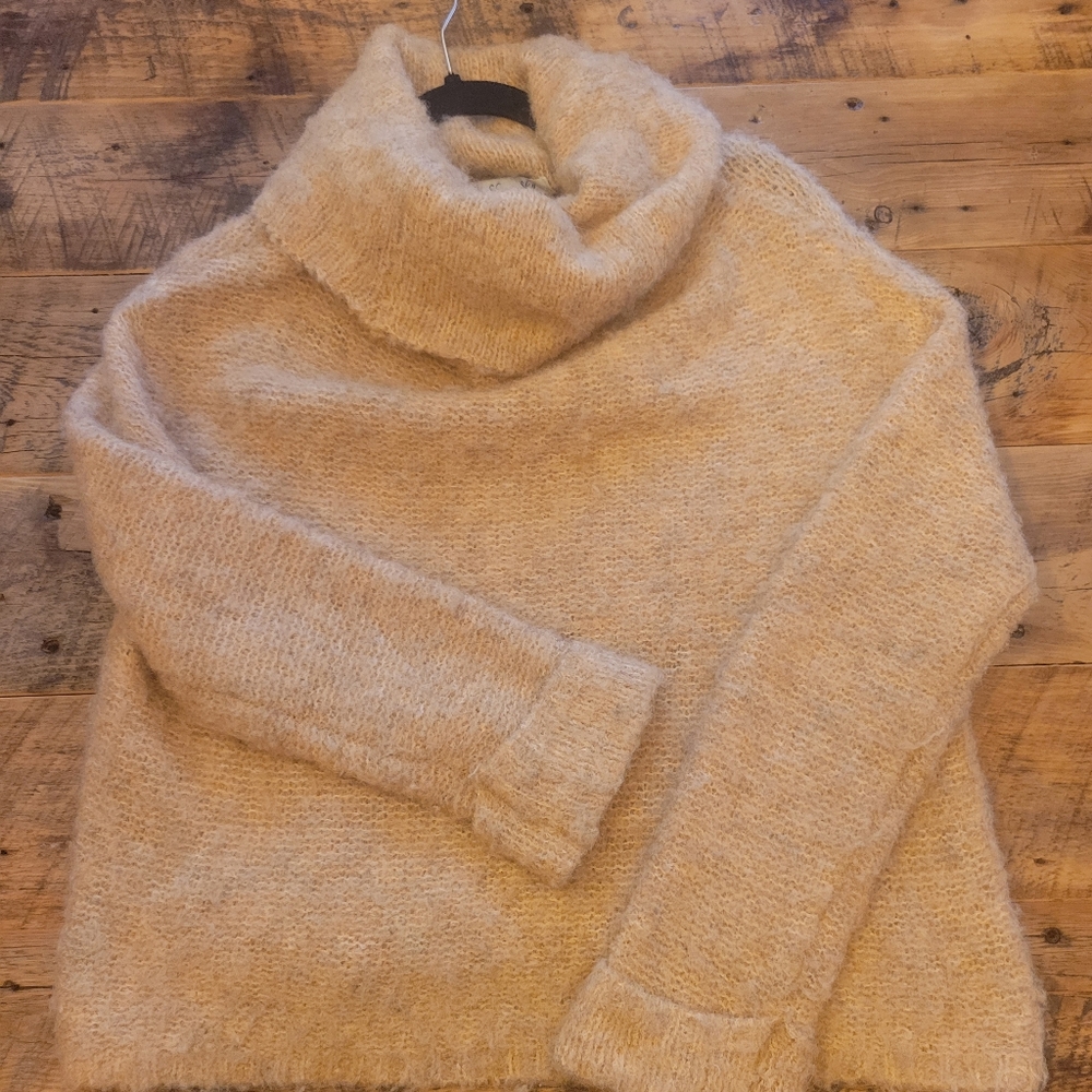 Crowl Neck Sweater